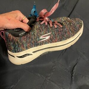 EUC WOMENS CUTE SKECHERS SIZE 9